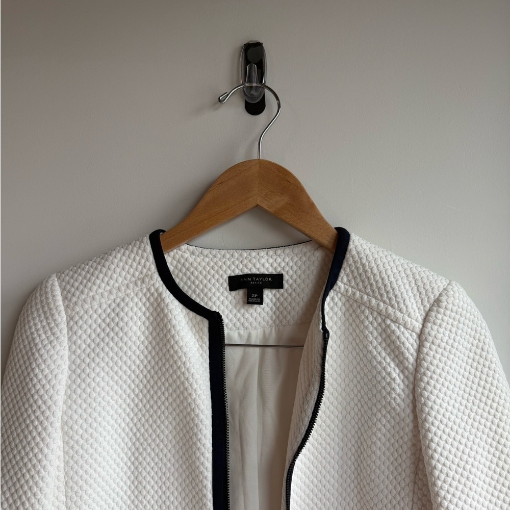 Ann Taylor Women's White Quilted Jacket Size 2P - Picture 2 of 3